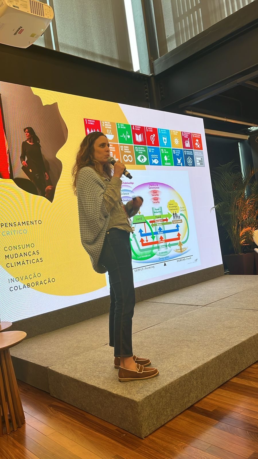 Palestra no palco do Bioma com apresentação no telão